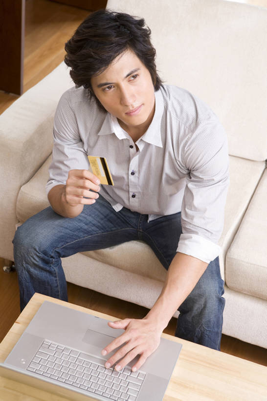 东方人,成年人,一个人,家庭,客厅,竖图,室内,白天,正面,购物,商务,信用卡,消费,笔记本电脑,互联网,技术,沙发,中国,仅一个男性,仅一个人,敲打,联系,输入,仅一个年轻男性,打字,休闲,舒服,思考,温暖,温馨,一家人,零售,想,沉思,斜视,金融,摄影,生活方式,点击,敲击,和睦,网上购物,便利,起居室,购买,网上冲浪,网购,选购,贸易,东亚,血拼,无线电技术,按键,计算机,男人,男性,年轻男性,白种人,亚洲人,年轻人,电子商务,彩图,高角度拍摄,融洽,bj175