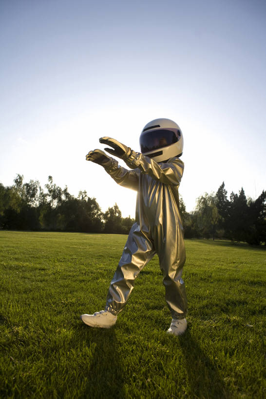 东方人,儿童,一个人,宇航员,飞行员,公园,站,室外,白天,侧面,兴奋,自由,幸福,纯洁,信心,草地,帽子,北京,日光,中国,亚洲,仅一个男性,仅一个人,阴影,朦胧,模糊,头盔,田地,玩,刺激,草,树,小孩,蓝天,天空,自然,安全帽,春天,站着,仅一个小孩,休闲,概念,个性,可爱,乐趣,童年,童趣,无辜,摄影,生长,生活方式,环境,享乐,太空服,清新,逆光,梦想,想象,童真,东亚,烂漫,无邪,耀斑,想法,天真,男孩,男人,男性,亚洲人,中国人,孩子,休闲活动,步行,仰头,站立,张开手臂,彩图,全身,装扮,男生,太空行走,好奇心,航天任务,空间探索,bj175