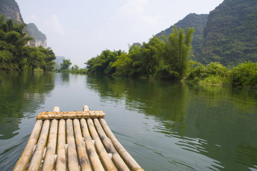 无人,横图,室外,白天,旅游,度假,河流,美景,名胜古迹,山,山脉,水,标志建筑,地标,建筑,船,竹子,桂林,中国,亚洲,一排,整齐,反射,木制,材料,地形,景观,水面,云,建筑群,运输工具,娱乐,建设,树,排列,绿色,风景,自然,木制品,交通工具,享受,休闲,景色,放松,摄影,宁静,环境,队列,中国文化,自然风光,载具,自然现象,东亚,东亚文化,漓江,木筏,罕见,水上交通工具,荒僻,偏僻,偏远,自然地理,冷僻,彩图,旅行,bj175