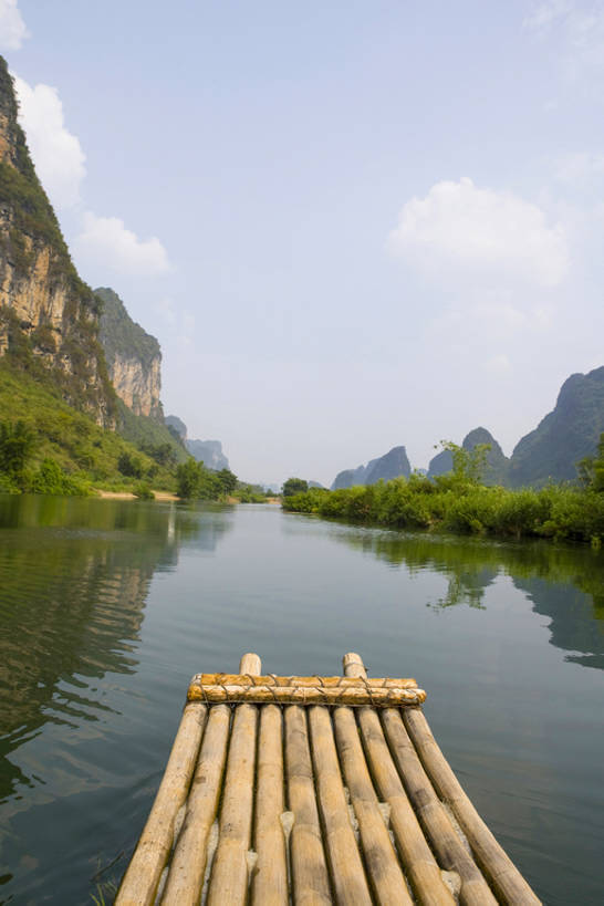 无人,竖图,室外,白天,旅游,度假,河流,美景,名胜古迹,山,山脉,水,标志建筑,地标,建筑,船,竹子,桂林,中国,亚洲,一排,整齐,反射,木制,材料,地形,景观,水面,云,建筑群,运输工具,娱乐,建设,树,排列,绿色,风景,自然,木制品,交通工具,享受,休闲,景色,放松,摄影,宁静,环境,队列,中国文化,自然风光,载具,自然现象,东亚,东亚文化,漓江,木筏,罕见,水上交通工具,荒僻,偏僻,偏远,自然地理,冷僻,彩图,旅行,bj175