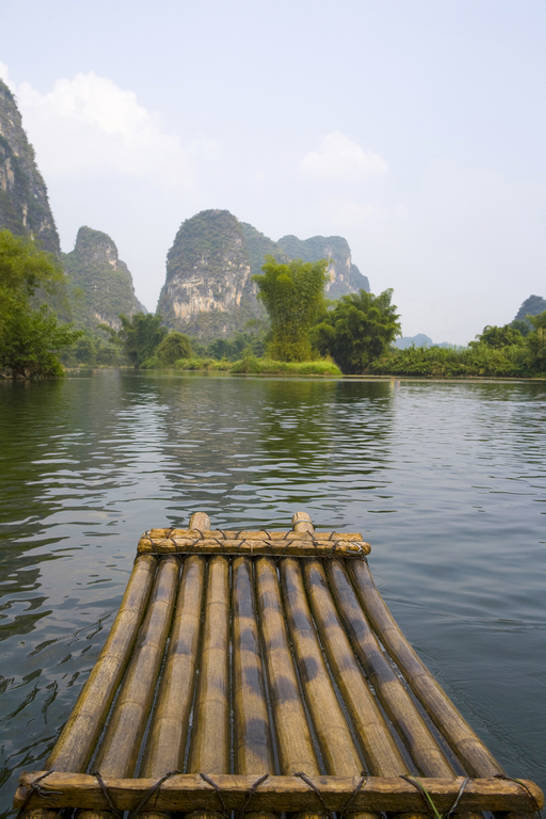 无人,竖图,室外,白天,旅游,度假,河流,美景,名胜古迹,山,山脉,水,标志建筑,地标,建筑,船,竹子,桂林,中国,亚洲,一排,整齐,反射,木制,材料,地形,景观,水面,云,建筑群,运输工具,娱乐,建设,树,排列,绿色,风景,自然,木制品,交通工具,享受,休闲,景色,放松,摄影,宁静,环境,队列,中国文化,自然风光,载具,自然现象,东亚,东亚文化,漓江,木筏,罕见,水上交通工具,荒僻,偏僻,偏远,自然地理,冷僻,彩图,旅行,bj175
