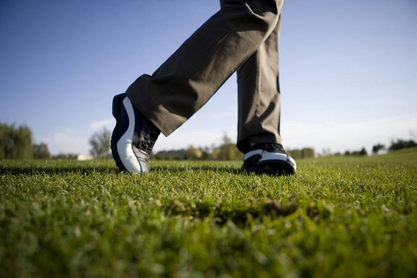 腿,一个人,横图,室外,特写,白天,锻炼,运动,北京,中国,亚洲,仅一个男性,仅一个人,训练,玩,休闲装,高尔夫球场,草,仅一个年轻男性,绿色,休闲,健康,放松,活力,乐趣,摄影,享乐,足,东亚,高尔夫球运动,男人,男性,年轻男性,中国人,年轻人,休闲活动,半身,彩图,欢乐,高尔夫鞋,bj175