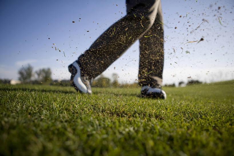腿,一个人,横图,室外,特写,白天,锻炼,运动,北京,中国,亚洲,仅一个男性,仅一个人,泥土,训练,玩,休闲装,飞,高尔夫球场,草,仅一个年轻男性,绿色,休闲,健康,放松,活力,乐趣,摄影,享乐,足,东亚,高尔夫球运动,男人,男性,年轻男性,中国人,年轻人,休闲活动,半身,彩图,欢乐,高尔夫鞋,bj175