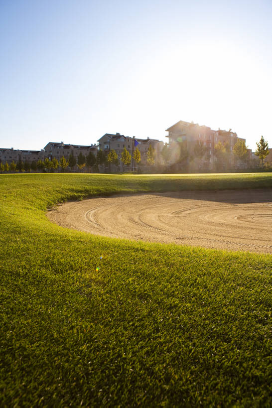 无人,体育馆,运动场,竖图,室外,白天,运动,北京,中国,亚洲,球洞,沙子,体育场,高尔夫球场,草,绿色,草皮,休闲,摄影,东亚,运动馆,高尔夫球运动,休闲活动,彩图,bj175