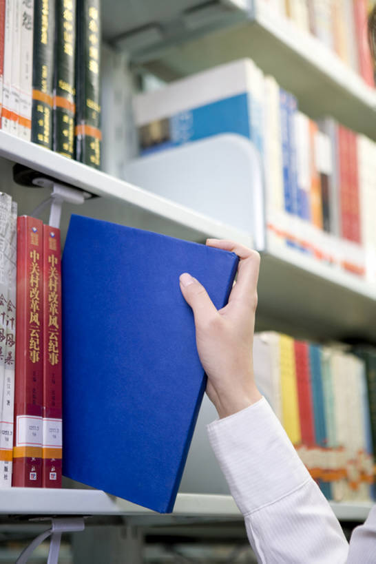 东方人,成年人,手,一个人,学生,学校,图书馆,竖图,室内,特写,正面,制服,快乐,幸福,书架,北京,中国,亚洲,握,学习,正装,教育,校园,教科书,校服,活力,握着,摄影,部分,拿起,知识,享乐,东亚,年轻女性,女人,女性,亚洲人,中国人,年轻人,大学生,书,彩图,欢乐,焦距,成人教育,bj175