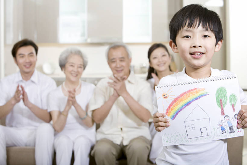 东方人,儿童,老年人,家庭,母亲,父亲,儿子,祖父母,祖母,祖父,家,客厅,笑,鼓掌,微笑,露齿笑,横图,室内,白天,正面,绘画,快乐,纯洁,成功,沙发,北京,中国,亚洲,艺术,并排,许多人,古典,拿着,注视,文化,小孩,白色,工艺品,观察,看,品味,一群人,温暖,温馨,一家人,个性,可爱,童年,童趣,摄影,生活方式,观看,美术,和睦,察看,起居室,高雅,关爱,关注,肖像,出示,童真,东亚,烂漫,无邪,陪同,粉笔画,美学,陪伴,天真,老年男性,老年女性,男孩,男人,男性,年轻男性,年轻女性,女人,女性,亚洲人,中国人,孩子,年轻人,全家福,孙子,画画,拍手,半身,彩图,爱,深情,彩色粉画笔,粉画,色粉画,融洽,伴随,bj175