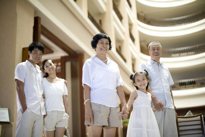 东方人,儿童,老年人,人群,家庭,母亲,父亲,女儿,祖父母,祖母,祖父,站,笑,微笑,露齿笑,横图,室内,白天,正面,旅游,度假,快乐,幸福,纯洁,酒店,三亚,中国,亚洲,连接,许多人,注视,休闲装,娱乐,小孩,白色,夏天,观察,看,站着,一群人,享受,休闲,温暖,温馨,一家人,放松,可爱,童年,童趣,搭,摄影,生活方式,观看,和睦,察看,搭着,关爱,关注,华贵,肖像,童真,东亚,烂漫,无邪,陪同,海南岛,中庭,陪伴,天真,老年男性,老年女性,男孩,男人,男性,年轻男性,年轻女性,女孩,女人,女性,亚洲人,中国人,孩子,年轻人,全家福,孙女,休闲活动,手牵手,拥抱,站立,彩图,旅行,爱,融洽,男生,伴随,bj175