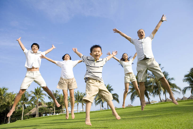 东方人,儿童,老年人,人群,家庭,母亲,父亲,儿子,祖父母,祖母,祖父,站,跳,笑,微笑,露齿笑,横图,室外,白天,正面,旅游,度假,游戏,快乐,兴奋,幸福,纯洁,美景,棕榈树,三亚,中国,亚洲,连接,伸展,景观,许多人,半空,玩,娱乐,草,小孩,天空,自然,夏天,站着,一群人,享受,休闲,健康,温暖,温馨,一家人,赤脚,景色,放松,可爱,乐趣,童年,童趣,摄影,生活方式,活动,和睦,热带气候,享乐,发泄,消遣,智力,自然风光,童真,东亚,烂漫,无邪,陪同,海南岛,万里无云,宣泄,陪伴,天真,老年男性,老年女性,男孩,男人,男性,年轻男性,年轻女性,女人,女性,亚洲人,中国人,孩子,年轻人,全家福,孙子,休闲活动,椰子树,玩耍,嬉戏,站立,张开手臂,彩图,全身,旅行,爱,欢乐,融洽,男生,开合跳,伴随,bj175