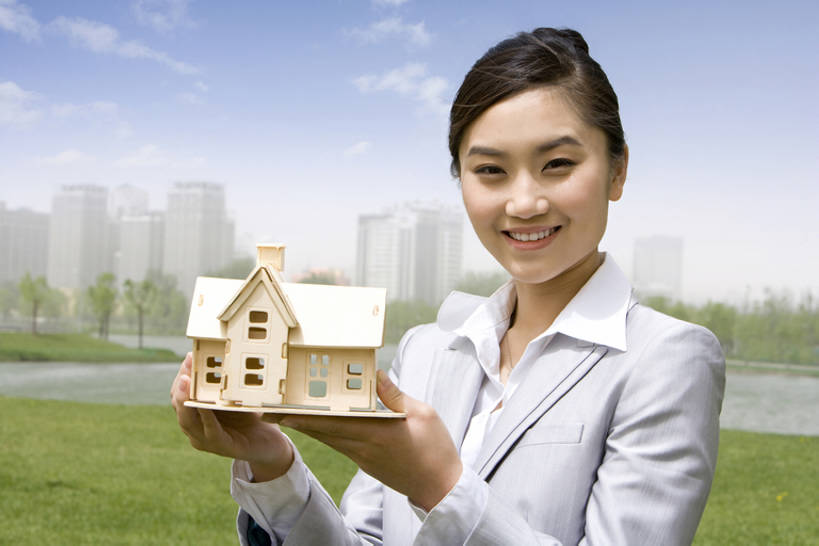 东方人,成年人,一个人,商务人士,商务女性,笑,微笑,露齿笑,横图,室外,白天,正面,快乐,幸福,水,建筑,北京,中国,亚洲,仅一个年轻女性,仅一个女性,仅一个人,套装,拿着,注视,草,绿色,观察,看,摄影,观看,察看,都市风光,关注,房地产,房地产经纪人,商务装,自然现象,工薪阶层,东亚,发展,建筑模型,年轻女性,女人,女性,亚洲人,中国人,年轻人,白领,上班族,半身,彩图,bj175