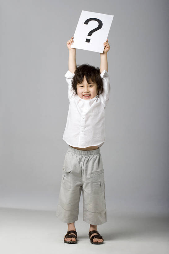 东方人,儿童,一个人,站,举,笑,微笑,露齿笑,竖图,正面,快乐,幸福,纯洁,中国,亚洲,仅一个男性,仅一个人,伸展,灰色背景,标志,拿着,注视,刺激,布告,小孩,白色,观察,看,托,站着,仅一个小孩,可爱,童年,童趣,摄影,观看,察看,问号,关注,想象,童真,东亚,烂漫,无邪,天真,男孩,男人,男性,亚洲人,中国人,孩子,举起,举手,举着,向上举,向上伸,向上托,站立,彩图,全身,影棚拍摄,男生,朝鲜族,标点符号,bj175