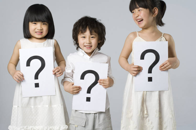 东方人,儿童,三个人,站,笑,微笑,露齿笑,横图,正面,快乐,幸福,纯洁,中国,亚洲,一排,灰色背景,整齐,标志,拿着,注视,布告,排列,小孩,白色,观察,看,站着,可爱,童年,童趣,摄影,观看,察看,问号,队列,关注,童真,东亚,烂漫,无邪,天真,男孩,男人,男性,女孩,女性,亚洲人,中国人,孩子,站立,彩图,影棚拍摄,男生,朝鲜族,标点符号,bj175