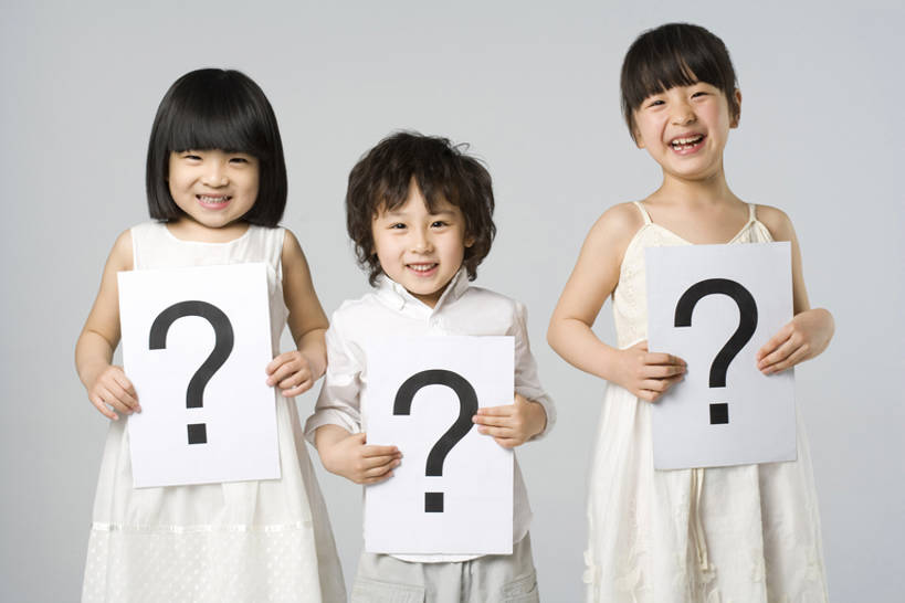 东方人,儿童,三个人,站,笑,微笑,露齿笑,横图,正面,快乐,幸福,纯洁,中国,亚洲,一排,灰色背景,整齐,标志,拿着,注视,布告,排列,小孩,白色,观察,看,站着,可爱,童年,童趣,摄影,观看,察看,问号,队列,关注,童真,东亚,烂漫,无邪,天真,男孩,男人,男性,女孩,女性,亚洲人,中国人,孩子,站立,彩图,影棚拍摄,男生,朝鲜族,标点符号,bj175