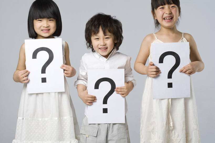 东方人,儿童,三个人,站,笑,微笑,露齿笑,横图,正面,快乐,幸福,纯洁,中国,亚洲,一排,灰色背景,整齐,标志,拿着,注视,布告,排列,小孩,白色,观察,看,站着,可爱,童年,童趣,摄影,观看,察看,问号,队列,关注,童真,东亚,烂漫,无邪,天真,男孩,男人,男性,女孩,女性,亚洲人,中国人,孩子,站立,彩图,影棚拍摄,男生,朝鲜族,标点符号,bj175