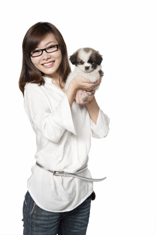 东方人,成年人,一个人,笑,微笑,露齿笑,竖图,留白,白色背景,正面,游戏,快乐,纯洁,信心,中国,亚洲,仅一个年轻女性,仅一个女性,仅一个人,服装,眼镜,小狗,玩,拿着,注视,牛仔裤,休闲装,娱乐,腰带,衣服,白色,观察,看,休闲,可爱,童年,童趣,服饰,观看,活动,察看,衣着,穿着,发泄,关注,消遣,智力,近景,童真,东亚,烂漫,无邪,北京市,宣泄,衣饰,无忧无虑,天真,年轻女性,女人,女性,亚洲人,中国人,年轻人,直发,玩耍,嬉戏,彩图,影棚拍摄,美人,哈叭狗,bj175