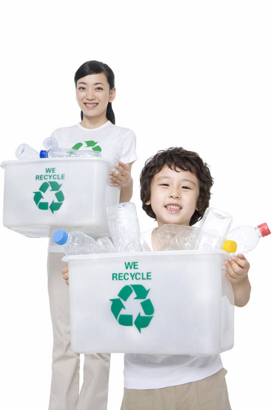 东方人,儿童,两个人,家庭,母亲,儿子,笑,微笑,露齿笑,竖图,白色背景,正面,快乐,幸福,纯洁,指示牌,北京,中国,亚洲,环保,标志,符号,文字,塑胶,T恤,拿着,注视,休闲装,标识,小孩,瓶子,观察,看,概念,健康,温暖,温馨,一家人,可爱,童年,童趣,摄影,影棚,能源,观看,保护,环境,回收,和睦,资源,察看,关注,摄影棚,肖像,利用,童真,低碳,东亚,烂漫,无邪,循环,循环利用,环境保护,持续,责任,天真,男孩,男性,年轻女性,女人,女性,亚洲人,中国人,孩子,年轻人,影棚拍摄,拍摄,融洽,回收桶,bj175
