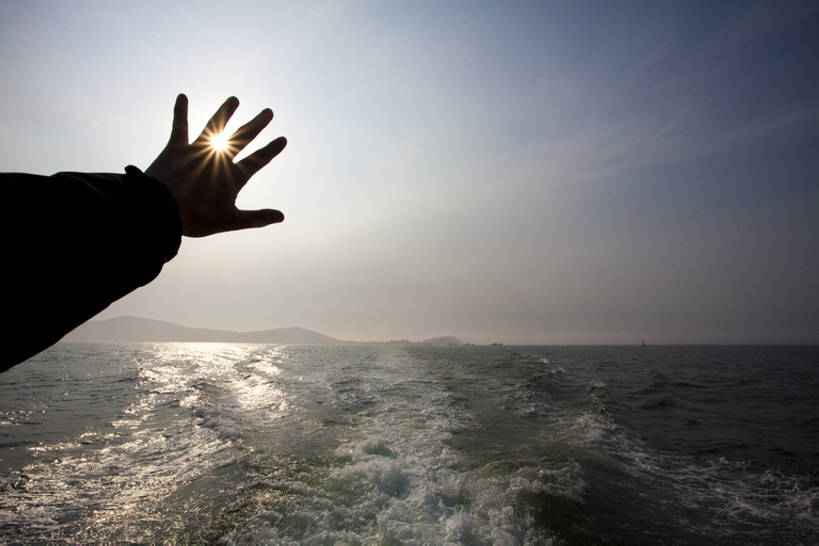 手,一个人,举,横图,室外,白天,留白,正面,旅游,度假,旅途,海洋,山,水,日光,中国,亚洲,阴影,波纹,光线,影子,水平线,娱乐,蓝色,阳光,黄昏,波浪,托,享受,休闲,放松,运输,摄影,宁静,部分,东亚,万里无云,举起,举手,举着,向上举,向上伸,向上托,彩图,旅行,和蔼,bj175