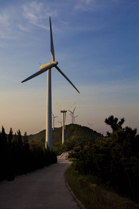 无人,竖图,室外,正面,山,高速公路,路,中国,亚洲,风力,云,树,自然,茂密,摄影,茂盛,能源,宁静,环境,东亚,替代能源,环境保护,风轮机,彩图,全身,bj175