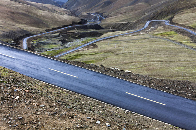 无人,横图,室外,白天,背景,旅游,度假,美景,山,山脉,道路,高速公路,路,公路,中国,亚洲,曲折,弯曲,地形,景观,路边,山路,分界线,盘山路,交通,方向,娱乐,西藏,风景,自然,享受,休闲,景色,放松,运输,摄影,蜿蜒,双黄线,宁静,迅速,山脊,大道,贫瘠,自然风光,东亚,西藏自治区,地貌,坎坷,崎岖,罕见,荒僻,偏僻,偏远,遥远,自然地理,冷僻,马路,彩图,汽车广告背景图,bj175