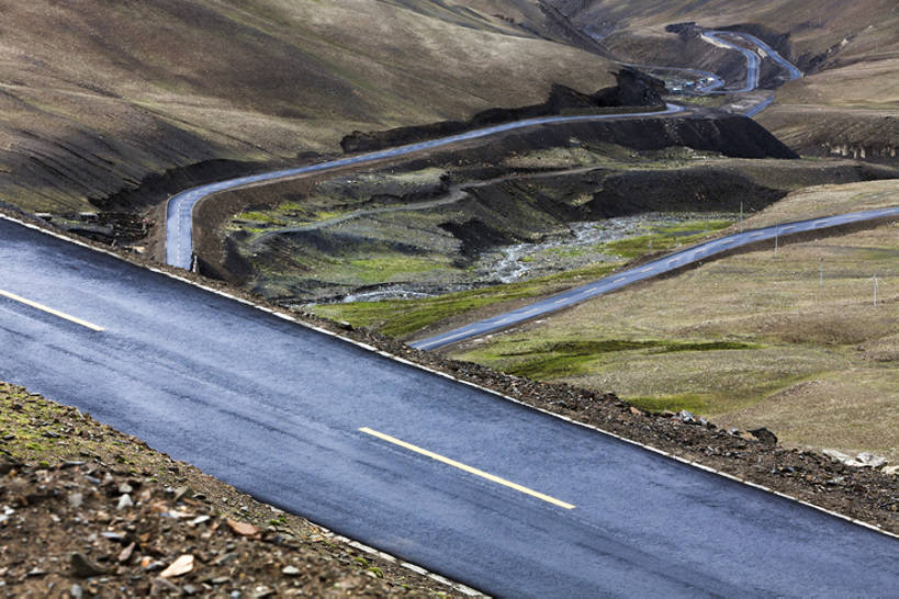 无人,横图,室外,白天,背景,旅游,度假,美景,山,山脉,道路,高速公路,路,公路,中国,亚洲,曲折,弯曲,地形,景观,路边,山路,分界线,盘山路,交通,方向,娱乐,西藏,风景,自然,享受,休闲,景色,放松,运输,摄影,蜿蜒,双黄线,宁静,迅速,山脊,大道,贫瘠,自然风光,东亚,西藏自治区,地貌,坎坷,崎岖,罕见,荒僻,偏僻,偏远,遥远,自然地理,冷僻,马路,彩图,汽车广告背景图,bj175