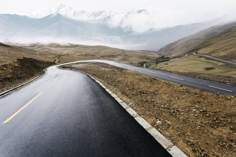 无人,横图,室外,白天,背景,旅游,度假,美景,山,山脉,雪,雪山,道路,高速公路,路,公路,中国,亚洲,覆盖,曲折,弯曲,地形,景观,路边,山路,分界线,盘山路,交通,方向,娱乐,西藏,风景,自然,享受,休闲,景色,放松,运输,摄影,蜿蜒,双黄线,宁静,迅速,山脊,大道,贫瘠,自然风光,东亚,西藏自治区,地貌,坎坷,崎岖,罕见,荒僻,偏僻,偏远,遥远,自然地理,冷僻,马路,彩图,汽车广告背景图,bj175