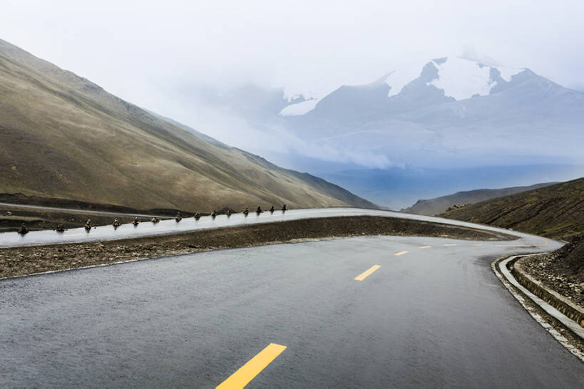 无人,横图,室外,白天,背景,旅游,度假,美景,山,山脉,雪,雪山,道路,高速公路,路,公路,中国,亚洲,覆盖,曲折,弯曲,地形,景观,路边,山路,分界线,盘山路,交通,方向,娱乐,西藏,风景,自然,享受,休闲,景色,放松,运输,摄影,蜿蜒,双黄线,宁静,迅速,山脊,大道,贫瘠,自然风光,东亚,西藏自治区,地貌,坎坷,崎岖,罕见,荒僻,偏僻,偏远,遥远,自然地理,冷僻,马路,彩图,汽车广告背景图,bj175