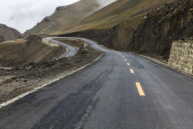 无人,横图,室外,白天,留白,背景,旅游,度假,美景,山,山脉,道路,高速公路,路,公路,中国,亚洲,曲折,弯曲,地形,景观,路边,山路,分界线,盘山路,交通,方向,娱乐,西藏,风景,自然,享受,休闲,景色,放松,运输,摄影,蜿蜒,双黄线,宁静,迅速,山脊,大道,贫瘠,自然风光,东亚,西藏自治区,地貌,罕见,荒僻,偏僻,偏远,遥远,自然地理,冷僻,马路,彩图,汽车广告背景图,bj175