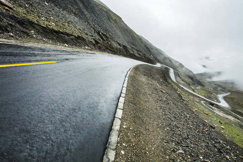 无人,横图,室外,白天,背景,旅游,度假,美景,山,山脉,道路,高速公路,路,公路,中国,亚洲,曲折,弯曲,地形,景观,路边,山路,分界线,盘山路,交通,倾斜,方向,娱乐,西藏,风景,自然,享受,休闲,景色,放松,运输,摄影,蜿蜒,双黄线,宁静,迅速,山脊,大道,贫瘠,自然风光,东亚,西藏自治区,地貌,罕见,荒僻,偏僻,偏远,遥远,自然地理,冷僻,马路,彩图,没影点,汽车广告背景图,bj175