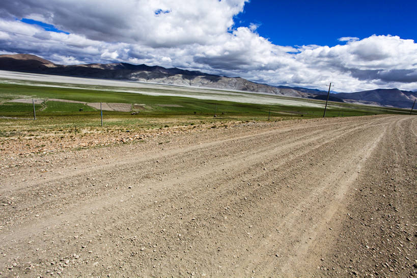 无人,横图,室外,白天,留白,背景,旅游,度假,美景,山,山脉,道路,路,公路,中国,亚洲,粗糙,直线,地形,景观,云,交通,娱乐,西藏,蓝色,风景,天空,自然,享受,休闲,景色,放松,摄影,宁静,环境,毛糙,贫瘠,自然风光,东亚,西藏自治区,地貌,罕见,荒僻,偏僻,偏远,遥远,冷僻,马路,彩图,没影点,粗拙,轮胎印,bj175