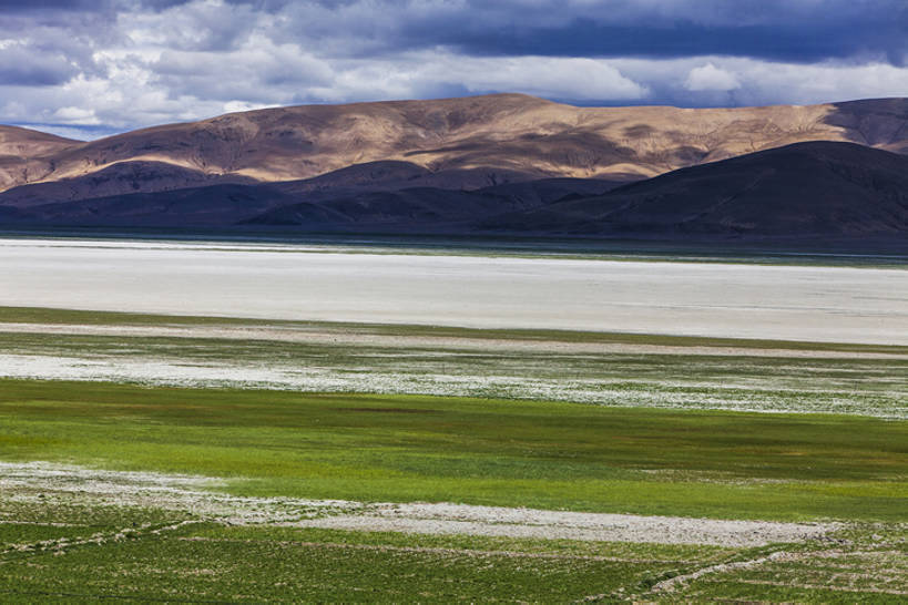 无人,横图,室外,白天,留白,旅游,度假,牧场,草地,草坪,美景,山,山脉,中国,亚洲,地形,景观,山顶,云,娱乐,西藏,绿色,风景,自然,享受,休闲,景色,放松,摄影,宁静,山脊,自然风光,东亚,西藏自治区,地貌,罕见,荒僻,偏僻,偏远,自然地理,冷僻,彩图,旅行,bj175