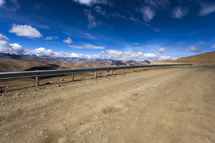 无人,栏杆,横图,室外,白天,留白,背景,旅游,度假,美景,山,山脉,道路,路,公路,中国,亚洲,曲折,弯曲,地形,景观,路边,山路,云,交通,碎石,方向,娱乐,西藏,蓝色,风景,天空,自然,享受,休闲,景色,放松,运输,摄影,蜿蜒,宁静,山脊,贫瘠,自然风光,东亚,西藏自治区,地貌,罕见,荒僻,偏僻,偏远,遥远,自然地理,冷僻,马路,彩图,没影点,汽车广告背景图,bj175