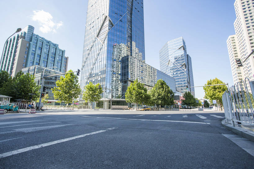 无人,栏杆,横图,室外,白天,背景,度假,商务,美景,城市风光,城市,道路,建筑,街道,路,人行横道,公路,北京,日光,中国,亚洲,阴影,线,景观,分界线,车道,地面,十字路口,交通,首都,娱乐,现代,树,风景,天空,享受,休闲,办公大楼,景色,放松,摄影,建造,柏油路,都市风光,大道,市区,沥青,东亚,发展,繁荣,金融区,斑马线,马路,彩图,高层建筑,北京CBD,建筑结构,广角,汽车广告背景图,bj175