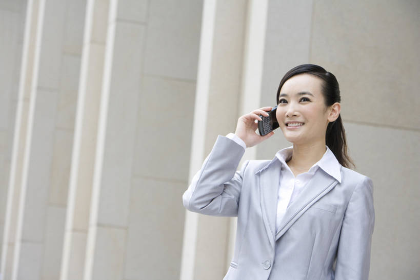 东方人,成年人,中年人,一个人,商务人士,商务女性,站,笑,打电话,微笑,露齿笑,横图,室外,白天,留白,正面,仰视,衬衫,商务,讨论,通讯,成功,信心,计划,技术,城市,手机,中国,亚洲,仅一个女性,仅一个人,套装,开会,会议,听,拿着,仅一个中年女性,职业,办公大楼,便利,早晨,都市风光,商务装,市区,工薪阶层,东亚,北京市,无线电技术,筹划,打算,金融区,女人,女性,中年女性,亚洲人,中国人,长发,白领,上班族,电话机,半身,彩图,低角度拍摄,北京CBD,办公室职员,商务会议,一见钟情,bj175
