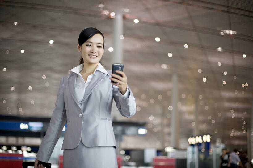 东方人,成年人,中年人,一个人,商务人士,商务女性,机场,站,笑,微笑,露齿笑,横图,室内,白天,留白,正面,衬衫,裙子,商务,讨论,通讯,旅途,城市,手机,中国,亚洲,仅一个女性,仅一个人,套装,开会,会议,拿着,注视,观察,看,仅一个中年女性,职业,观看,察看,便利,早晨,都市风光,关注,近景,发短信,商务装,工薪阶层,智能手机,东亚,北京市,无线电技术,女人,女性,中年女性,亚洲人,中国人,长发,白领,上班族,电话机,彩图,办公室职员,商务会议,商务旅行,电子记事本,一见钟情,bj175