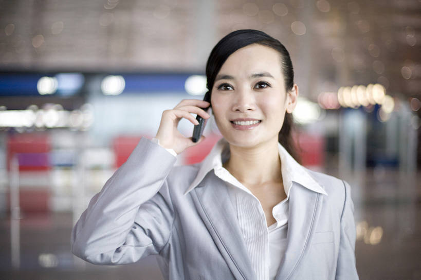 东方人,成年人,中年人,脸,头,脸颊,一个人,商务人士,商务女性,笑,打电话,微笑,露齿笑,横图,室内,白天,留白,正面,衬衫,裙子,商务,讨论,通讯,城市,手机,中国,亚洲,仅一个女性,仅一个人,套装,开会,会议,听,拿着,肩膀,仅一个中年女性,职业,便利,早晨,都市风光,商务装,工薪阶层,智能手机,东亚,北京市,无线电技术,女人,女性,中年女性,亚洲人,中国人,头部,长发,脸部,脸蛋,面部,白领,上班族,电话机,彩图,办公室职员,商务会议,一见钟情,bj175