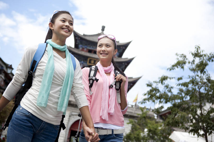 东方人,成年人,一个人,两个人,笑,微笑,露齿笑,横图,竖图,室外,白天,留白,正面,仰视,旅游,度假,快乐,兴奋,探险,自由,友谊,信心,建筑,中国,亚洲,仅一个年轻女性,仅一个女性,仅一个人,行人,游客,游人,连接,并排,大门,古城,围墙,塔,T恤,注视,牛仔裤,休闲装,历史,娱乐,宝塔,路人,旅客,刺激,蓝色,天空,背包,太阳镜,围巾,地标建筑,社区,背着,观察,看,享受,休闲,休闲服,放松,探索,观看,察看,享乐,愉悦,都市风光,关注,近景,中国文化,东亚,远古,背包客,云南省,万里无云,过客,无忧无虑,达利,冒险,年轻女性,女人,女性,亚洲人,中国人,年轻人,休闲活动,步行,手牵手,彩图,低角度拍摄,旅行,欢乐,传统文化,美人,闺密,挨着,bj175