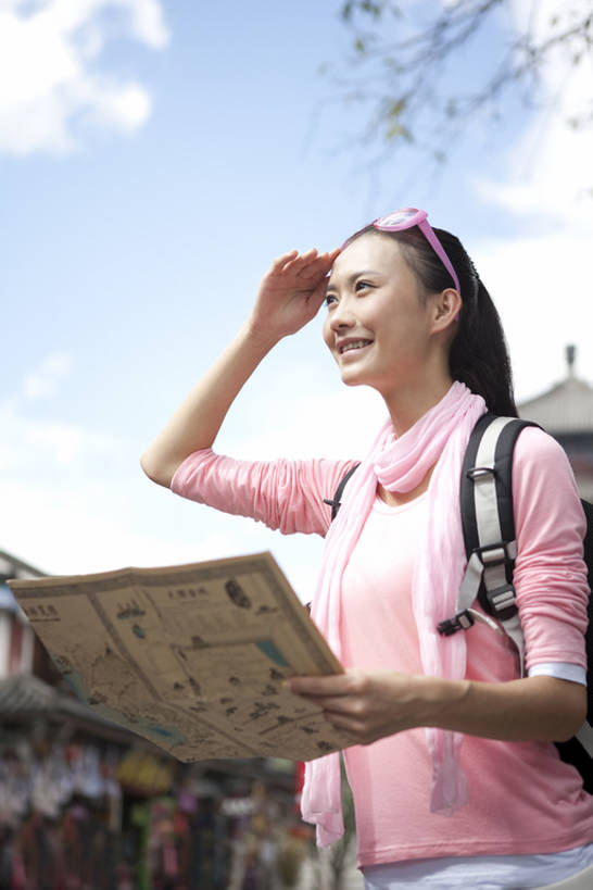 东方人,成年人,一个人,站,笑,微笑,露齿笑,竖图,室外,白天,留白,侧面,旅游,度假,快乐,兴奋,探险,自由,信心,建筑,地图,中国,亚洲,仅一个年轻女性,仅一个女性,仅一个人,行人,游客,游人,古城,T恤,拿着,注视,休闲装,历史,娱乐,路人,旅客,刺激,蓝色,天空,背包,太阳镜,围巾,地标建筑,背着,观察,看,享受,休闲,休闲服,放松,探索,遮,遮掩,观看,察看,掩盖,享乐,遮挡,愉悦,都市风光,关注,中国文化,东亚,远古,遮盖,背包客,云南省,万里无云,掩饰,过客,无忧无虑,达利,冒险,年轻女性,女人,女性,亚洲人,中国人,年轻人,休闲活动,半身,彩图,旅行,欢乐,传统文化,美人,股票行情,bj175