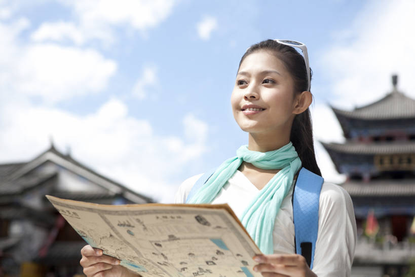 东方人,成年人,一个人,站,笑,微笑,露齿笑,横图,竖图,室外,白天,留白,正面,旅游,度假,快乐,兴奋,探险,自由,信心,建筑,地图,中国,亚洲,仅一个年轻女性,仅一个女性,仅一个人,行人,游客,游人,屋顶,古城,塔,T恤,拿着,注视,休闲装,历史,娱乐,宝塔,路人,旅客,刺激,蓝色,天空,背包,太阳镜,围巾,地标建筑,背着,观察,看,享受,休闲,休闲服,放松,探索,观看,察看,享乐,愉悦,都市风光,关注,中国文化,东亚,远古,背包客,云南省,万里无云,过客,无忧无虑,达利,冒险,年轻女性,女人,女性,亚洲人,中国人,年轻人,休闲活动,半身,彩图,旅行,欢乐,传统文化,美人,bj175