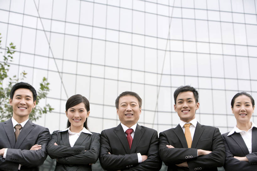 东方人,中年人,老年人,同事,商务人士,商务男性,商务女性,站,笑,双手交叉,微笑,露齿笑,横图,竖图,室外,白天,留白,正面,衬衫,商务,快乐,成功,合作,团队,集体,信心,技术,建筑,中国,亚洲,五个人,一排,套装,整齐,并排,光线,光芒,首都,注视,队伍,排列,社区,观察,看,职业,观看,技巧,察看,领导,双手抱胸,成就,队列,关注,手艺,商务装,合伙,领袖,市区,工薪阶层,东亚,北京市,技能,技艺,把握,团结,老年男性,男人,男性,年轻男性,年轻女性,女人,女性,中年女性,亚洲人,中国人,年轻人,白领,上班族,半身,彩图,衬衣,妙技,平等,北京CBD,本领,首席执行官,掌控,bj175