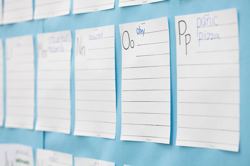 无人,学生,学校,教学楼,横图,特写,纯洁,装饰,告示牌,围墙,教育,校园,教室,家庭作业,可爱,童年,童趣,英文字母,知识,童真,烂漫,无邪,天真,彩图,教学大楼,小学,留言板,小学生,bj175