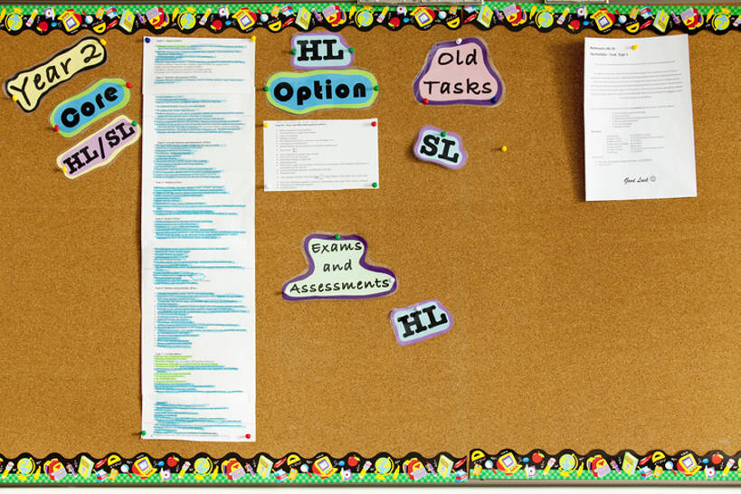 无人,学生,学校,教学楼,横图,留白,纯洁,告示牌,围墙,教育,校园,教室,可爱,童年,童趣,英文字母,知识,童真,烂漫,无邪,天真,彩图,全身,教学大楼,小学,留言板,小学生,bj175