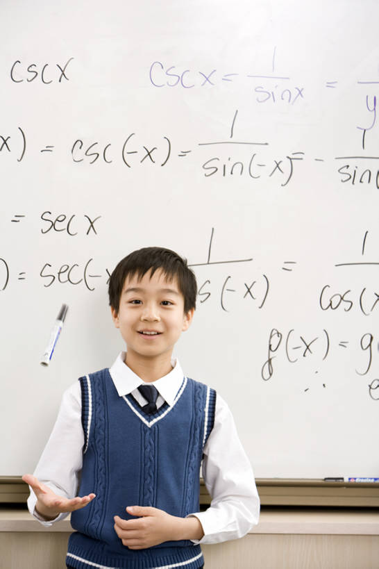 东方人,儿童,少年,一个人,学生,学校,教学楼,站,笑,微笑,露齿笑,竖图,室内,留白,正面,衬衫,快乐,满意,纯洁,骄傲,成功,信心,中国,亚洲,仅一个男性,仅一个人,背心,领带,半空,教育,注视,校园,刺激,水笔,小孩,白板,观察,看,仅一个小孩,教室,校服,可爱,童年,童趣,观看,动作,混合,察看,知识,享乐,象征,愉悦,庄重,成就,关注,身份,童真,东亚,烂漫,无邪,北京市,正式,地位,技能,数学符号,解决,天真,男孩,男人,男性,亚洲人,中国人,孩子,半身,彩图,衬衣,教学大楼,小学,男生,小学生,bj175