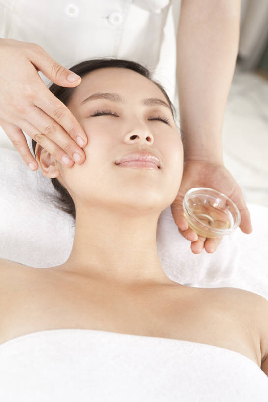 成年人,脸,头,脸颊,手,头发,两个人,按摩师,微笑,竖图,室内,侧面,按摩,美容,幸福,床,北京,中国,亚洲,擦,护肤,包裹,纺织物,床单,光亮,美丽,被子,裸露,肩膀,白色,黑色,毛巾,清洁,保养,享受,休息,休闲,概念,健康,放松,SPA水疗,保健,温泉浴场,摄影,皮肤,保暖,宁静,光滑,医疗,卫生,舒适,被单,关爱,清新,华贵,裸,面部按摩,透气,东亚,纯净,养颜,指压,按摩床,防水,柔和,细腻,替代疗法,平滑,炽热,储水,耐磨,吸水,无忧无虑,年轻女性,女人,女性,中国人,年轻人,头部,脸部,脸蛋,面部,技师,矿泉疗养地,闭着眼睛,触摸,仰卧,彩图,高角度拍摄,水疗,推拿,搓背床,理疗床,美容床,指压床,保健人员,和蔼,bj175