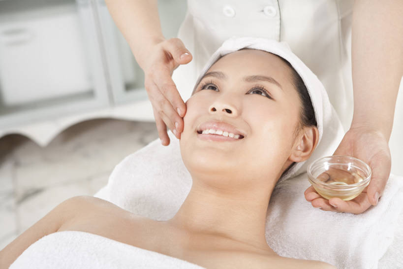 成年人,脸,头,脸颊,手,头发,两个人,按摩师,笑,微笑,露齿笑,横图,室内,侧面,按摩,美容,幸福,床,北京,中国,亚洲,擦,护肤,包裹,纺织物,床单,光亮,美丽,被子,裸露,肩膀,白色,黑色,毛巾,清洁,保养,享受,休息,休闲,概念,健康,放松,SPA水疗,保健,温泉浴场,摄影,皮肤,保暖,宁静,光滑,医疗,卫生,舒适,被单,关爱,清新,华贵,裸,面部按摩,透气,东亚,纯净,养颜,指压,按摩床,防水,柔和,细腻,替代疗法,平滑,炽热,储水,耐磨,吸水,无忧无虑,年轻女性,女人,女性,中国人,年轻人,头部,脸部,脸蛋,面部,技师,矿泉疗养地,触摸,仰卧,彩图,高角度拍摄,水疗,推拿,搓背床,理疗床,美容床,指压床,保健人员,和蔼,bj175