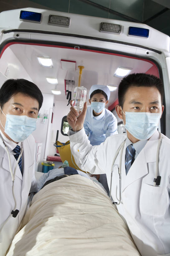 东方人,成年人,中年人,老年人,脸,头,脸颊,四个人,医生,病人,护士,站,躺,拉,竖图,室内,正面,工作服,制服,合作,团队,技术,窗户,飞机,昆明,中国,亚洲,捆扎,毯子,拿着,航空,云南,肩膀,车,听诊器,医疗用品,交通工具,医护人员,医疗人员,职业,工程车,面膜,服务,运输,技巧,支撑,急救,医疗,担架,氧气面罩,专心,关爱,运送,紧急,载具,决心,手艺,医疗器械,抢救,氧气管,医疗工具,救援,东亚,实验服,静脉滴注,救助,工作制服,紧迫,技能,技艺,认真,老年男性,男人,男性,年轻女性,女人,女性,中年男性,亚洲人,中国人,年轻人,头部,脸部,脸蛋,面部,步行,仰卧,彩图,工作套服,急救员,妙技,救护员,医疗救护员,本领,紧急救助,道路抢险救援车,道路清障车,空中救护车,施救车,医疗专机,bj175