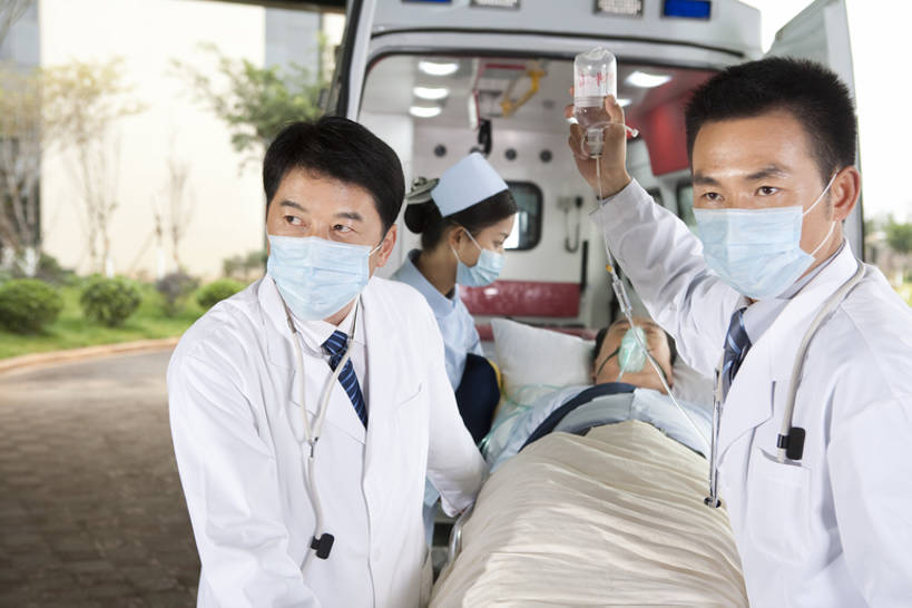 东方人,成年人,中年人,老年人,脸,头,脸颊,四个人,医生,病人,护士,医院,站,躺,拉,横图,室外,正面,工作服,制服,合作,团队,信心,技术,窗户,飞机,汽车,昆明,中国,亚洲,捆扎,毯子,车道,拿着,航空,云南,肩膀,车,听诊器,医疗用品,交通工具,医护人员,医疗人员,职业,工程车,面膜,服务,运输,技巧,支撑,急救,医疗,担架,氧气面罩,专心,关爱,运送,紧急,载具,决心,手艺,医疗器械,抢救,氧气管,医疗工具,救援,东亚,实验服,静脉滴注,救助,工作制服,紧迫,技能,技艺,认真,老年男性,男人,男性,年轻女性,女人,女性,中年男性,亚洲人,中国人,年轻人,头部,脸部,脸蛋,面部,步行,仰卧,彩图,工作套服,急救员,妙技,救护员,医疗救护员,本领,紧急救助,道路抢险救援车,道路清障车,空中救护车,施救车,医疗专机,bj175