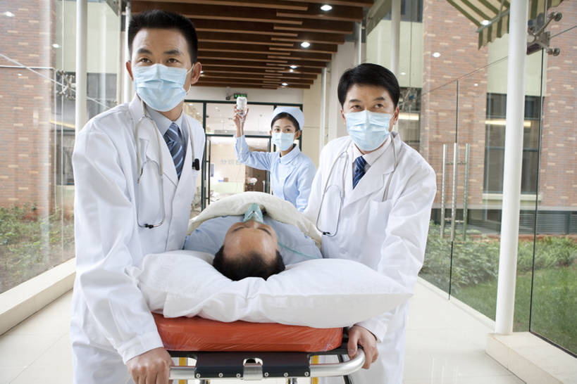 东方人,成年人,中年人,老年人,四个人,医生,病人,护士,医院,站,躺,推,横图,室内,正面,工作服,制服,合作,团队,信心,技术,窗户,昆明,中国,亚洲,捆扎,毯子,走廊,门口,拿着,云南,听诊器,医护人员,医疗人员,职业,面膜,服务,技巧,支撑,动作,急救,医疗,担架,氧气面罩,专心,关爱,运送,紧急,决心,手艺,医疗器械,氧气管,医疗工具,救援,东亚,实验服,静脉滴注,救助,工作制服,紧迫,技能,技艺,认真,老年男性,男人,男性,年轻女性,女人,女性,中年男性,亚洲人,中国人,年轻人,步行,仰卧,半身,彩图,工作套服,妙技,本领,紧急救助,bj175