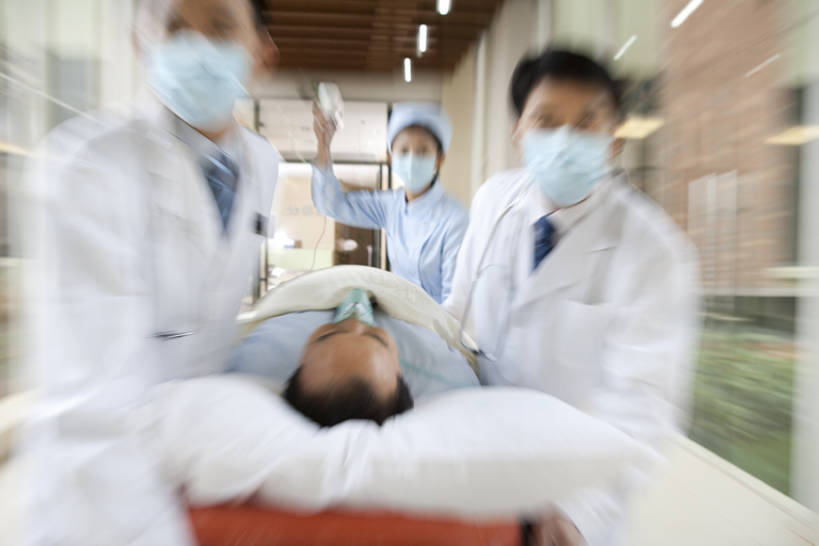 东方人,成年人,中年人,老年人,四个人,医生,病人,护士,医院,站,躺,推,横图,室内,正面,运动模糊,广角镜头,工作服,制服,合作,团队,信心,技术,窗户,昆明,中国,亚洲,捆扎,毯子,走廊,门口,拿着,云南,听诊器,医护人员,医疗人员,职业,面膜,服务,技巧,支撑,动作,急救,医疗,担架,氧气面罩,专心,关爱,运送,紧急,决心,手艺,医疗器械,氧气管,医疗工具,救援,东亚,实验服,静脉滴注,救助,工作制服,紧迫,技能,技艺,认真,老年男性,男人,男性,年轻女性,女人,女性,中年男性,亚洲人,中国人,年轻人,步行,仰卧,半身,彩图,工作套服,妙技,本领,紧急救助,广角,bj175