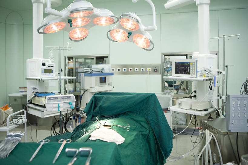 无人,医院,横图,室内,正面,显示器,技术,床,托盘,盘,屏幕,毯子,分开,干净,盘子,医疗用品,隔断,隔离,医疗,医疗设备,手术室,手术灯,圆柱体,间隔,医疗器械,手术台,氧气管,医疗工具,静脉滴注,手术床,断绝,隔开,屏蔽,屏绝,远离,中断,阻遏,阻隔,手术剪刀,手术器械,彩图,全身,清净室,无尘室,bj175