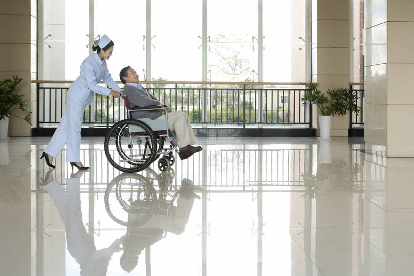 东方人,老年人,两个人,医生,病人,护士,医院,推,笑,微笑,露齿笑,横图,室内,白天,留白,侧面,工作服,毛衣,制服,讨论,快乐,窗户,昆明,中国,亚洲,连接,走廊,浪漫,注视,干净,轮椅,观察,看,医护人员,医疗人员,职业,健康,思考,擦洗,服务,观看,支撑,察看,医疗,关爱,关注,东亚,云南省,可靠,工作制服,信任,老年男性,男人,男性,年轻女性,女人,女性,亚洲人,中国人,年轻人,大夫,步行,彩图,全身,工作套服,爱,欢乐,深情,一见钟情,bj175