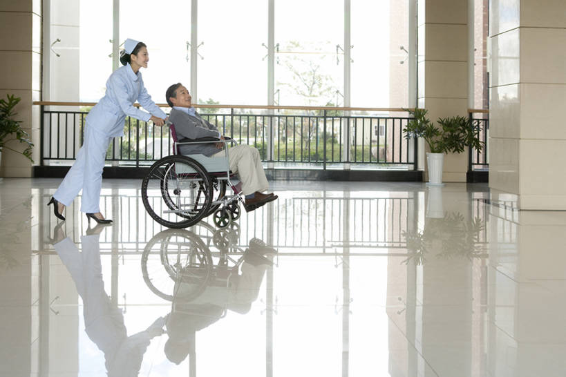 东方人,老年人,两个人,医生,病人,护士,医院,推,笑,微笑,露齿笑,横图,室内,白天,留白,侧面,工作服,毛衣,制服,快乐,窗户,昆明,中国,亚洲,连接,走廊,浪漫,注视,干净,轮椅,观察,看,医护人员,医疗人员,职业,健康,思考,擦洗,服务,观看,支撑,察看,医疗,关爱,关注,东亚,云南省,可靠,工作制服,信任,老年男性,男人,男性,年轻女性,女人,女性,亚洲人,中国人,年轻人,大夫,步行,彩图,全身,工作套服,爱,欢乐,深情,一见钟情,bj175